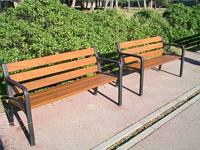 M&eacute;s de 70 nous bancs al passeig mar&iacute;tim de Central Mar